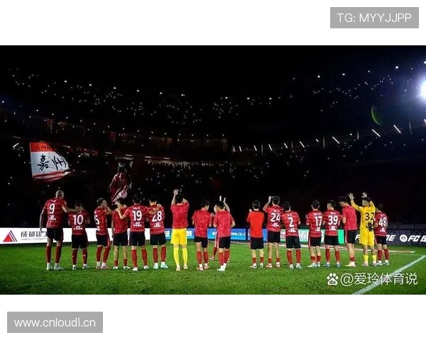 马赛球迷热情助威，球队新赛季目标明确，冠军荣耀值得期待