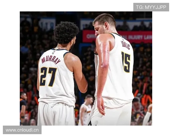 对比约基奇：加内特背身单打护筐主导防守节奏