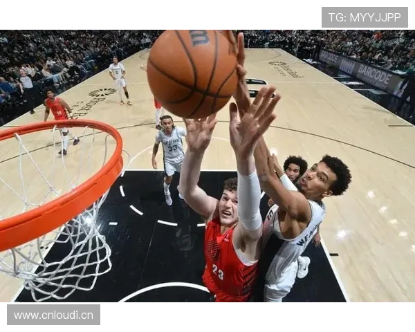 文班亚马无球跑动增加对位优势 拉开内线防守空间